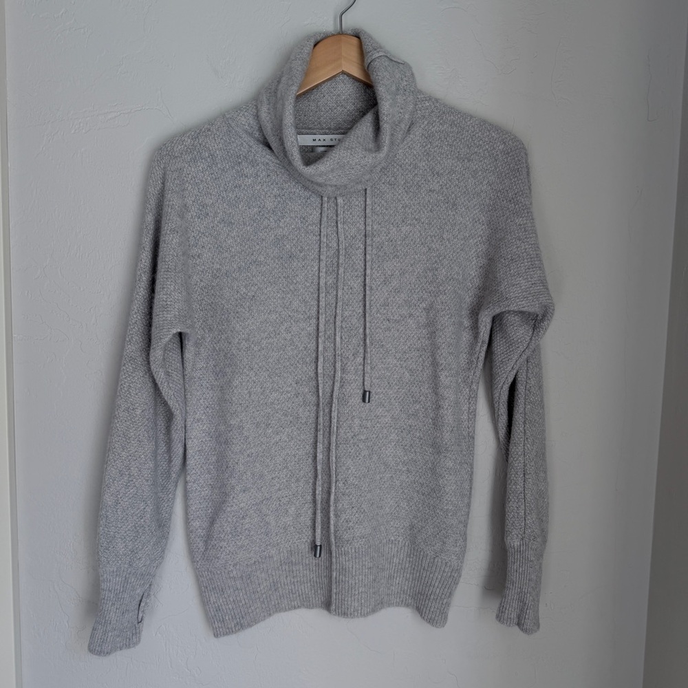 Max Studio Knitted 100% Cashmere in Soft Gray Turtleneck Sweater with Thumbhole‎